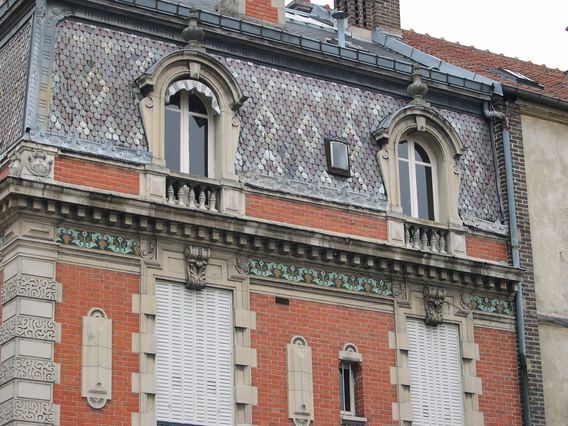  Détail d'un immeuble en briques rue de la Tour